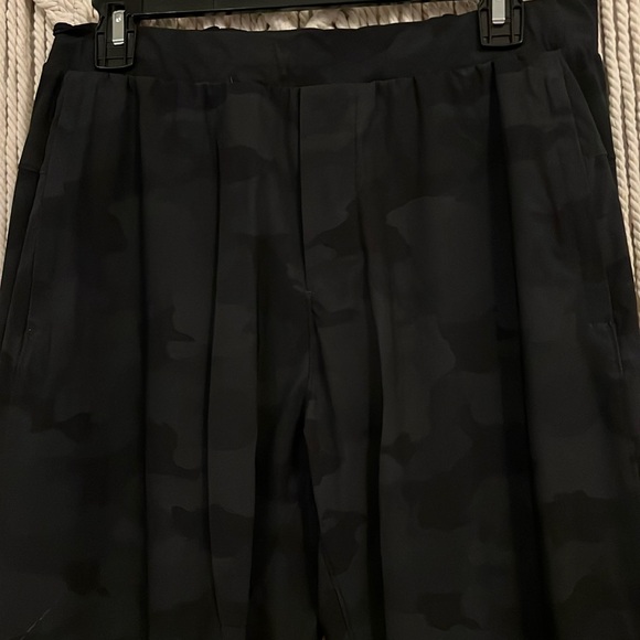 lululemon athletica Other - Lululemon Mens Surge Joggers SZ LRG in Black Camo